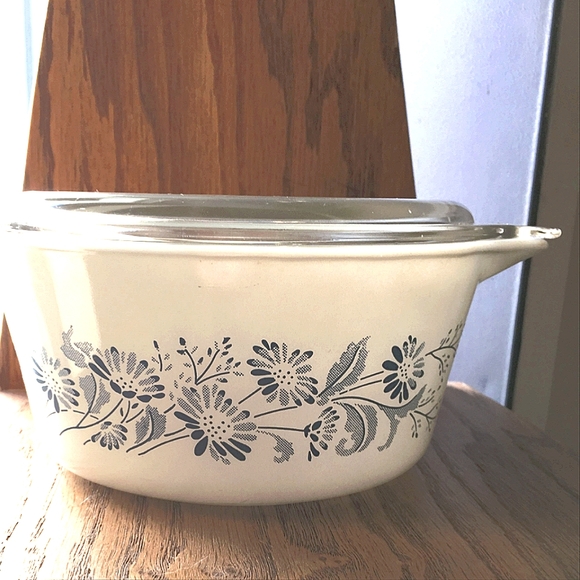 Pyrex Opal Colonial Mist White, Blue Print Casserole Dish. 472-B, 750 L. - Picture 4 of 5